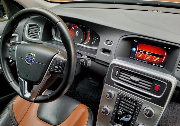 Volvo V60 Cross Country cena 68800 przebieg: 199000, rok produkcji 2017 z Opoczno małe 436